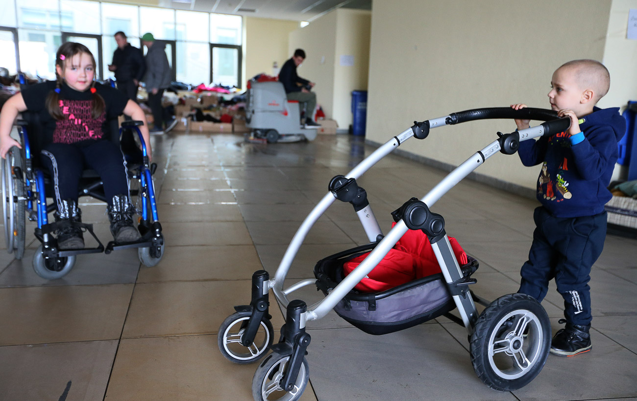 Финансы и вещи. Какие организации оказывают помощь переселенцам в Украине